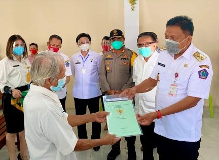 Olly Dondokambey Serahkan 1.400 Sertifikat Tanah di Bitung