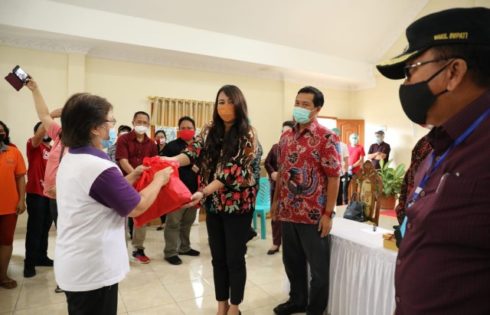 Steven Kandouw dan Dokter Devi Salurkan Bansos COVID-19 di Minahasa