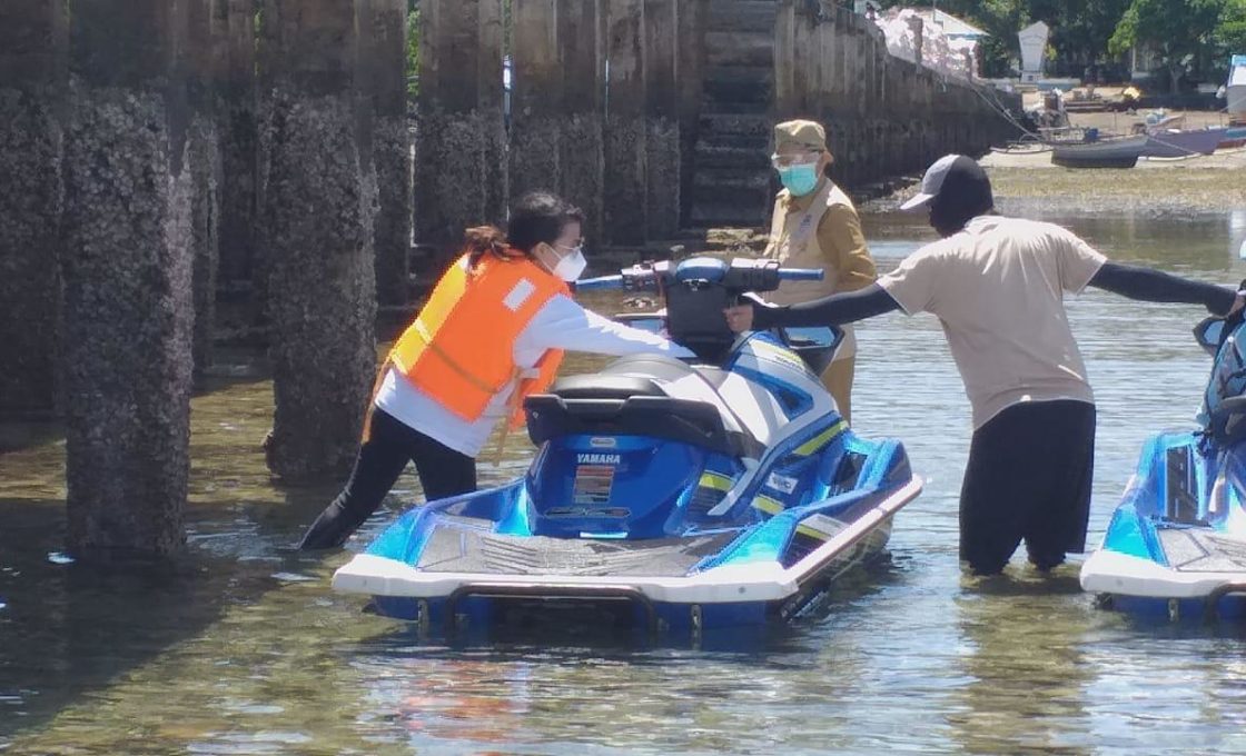 Kendarai Jetski, Gracia Dampingi GSVL pantau pembagian Bansos lansia di Alung Banua