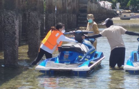 Kendarai Jetski, Gracia Dampingi GSVL pantau pembagian Bansos lansia di Alung Banua