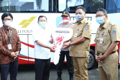 Menkes Serahkan Mobil PCR kepada Olly Dondokambey senilai 4.1 M