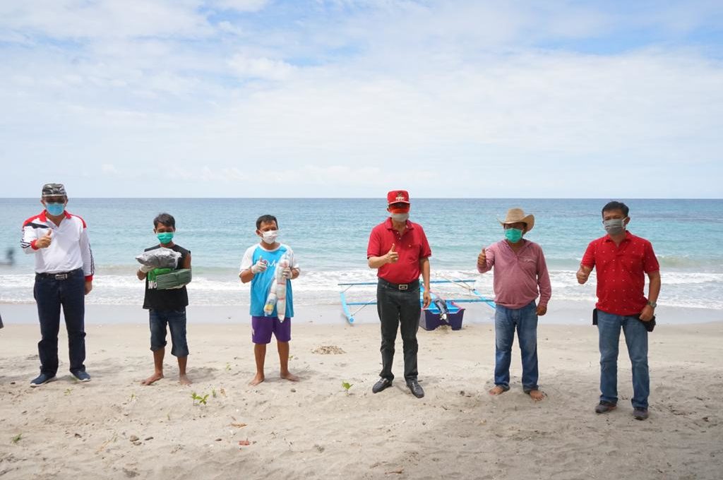 Nelayan di Bukit Tinggi Terima Bantuan Perahu Fiberglass 3 GT