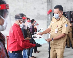 Olly Bagi-Bagi Sertifikat Tanah Negara Untuk Warga