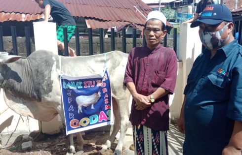 Tim GODAS for JPAR kembali salurkan hewan Qurban di Kecamatan Wenang dan Singkil