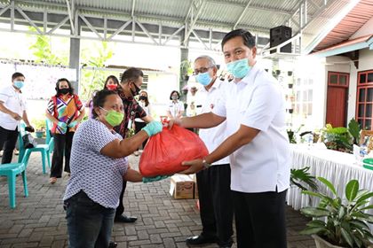 Steven Kandouw Salurkan Bantuan Untuk IKM Tomohon Dengan Protokol COVID-19