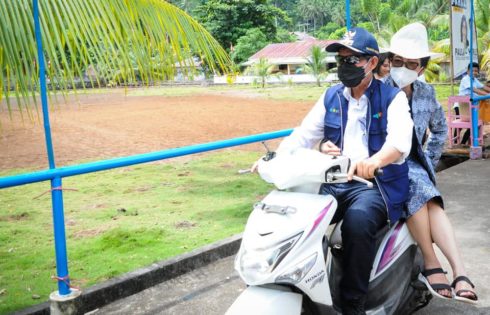 Usai Ibadah di GMIM Sabar Manado Tua, Walikota GSVL bonceng JPAR naik motor
