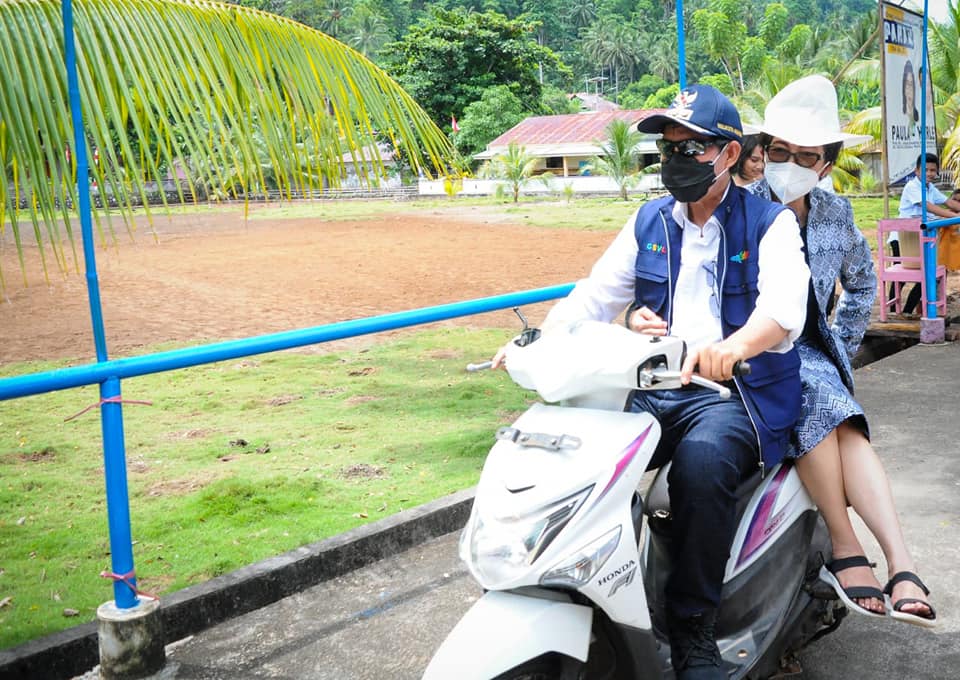 Usai Ibadah di GMIM Sabar Manado Tua, Walikota GSVL bonceng JPAR naik motor