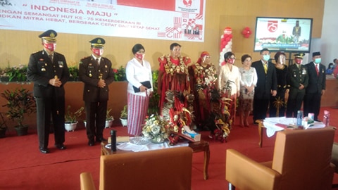 Peringati Hut RI ke-75, Bupati dan Pejabat Mitra Kenakan Baju Perang Minahasa