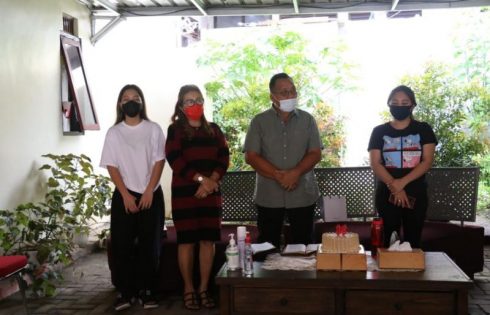 Syukuri HUT Pernikahan, Keluarga Wabup Minahasa Sambangi Panti Asuhan