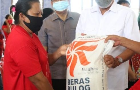Olly Dondokambey salurkan 4.298 Ton Beras untuk Bansos