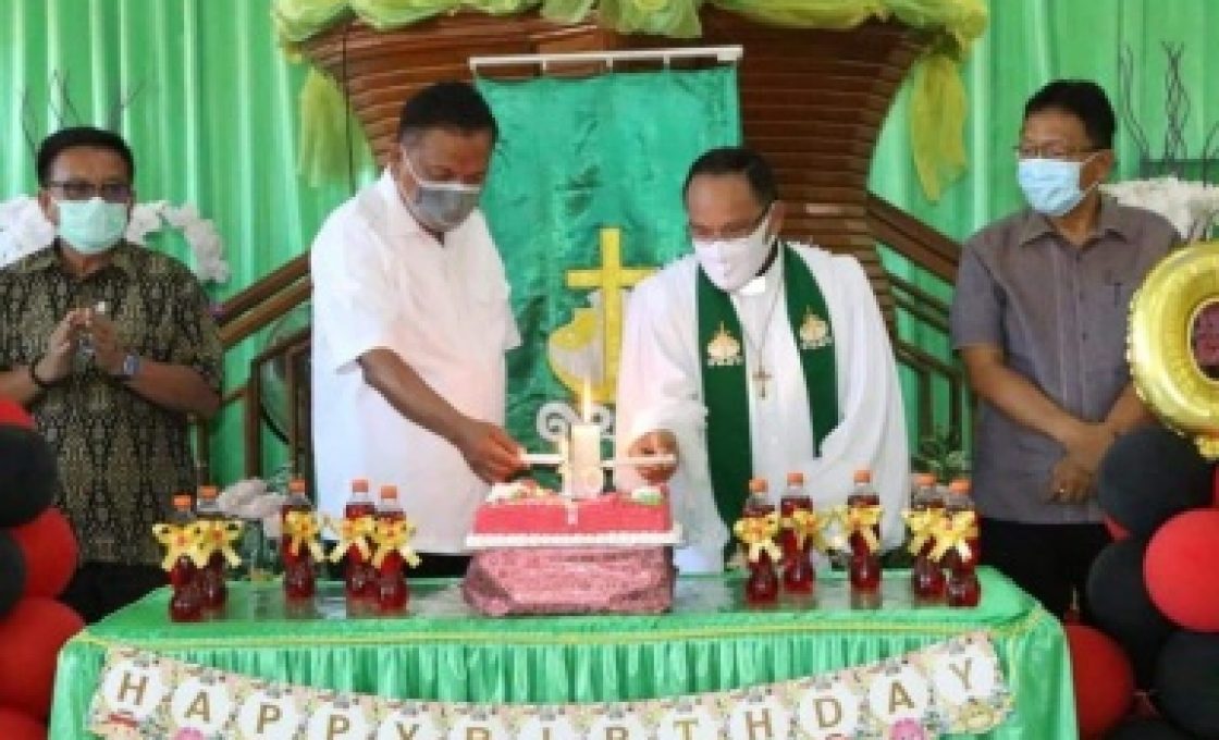 Ajak Berdoa, Olly Salurkan Bantuan Dana di Seluruh Wilayah Bitung Sepuluh