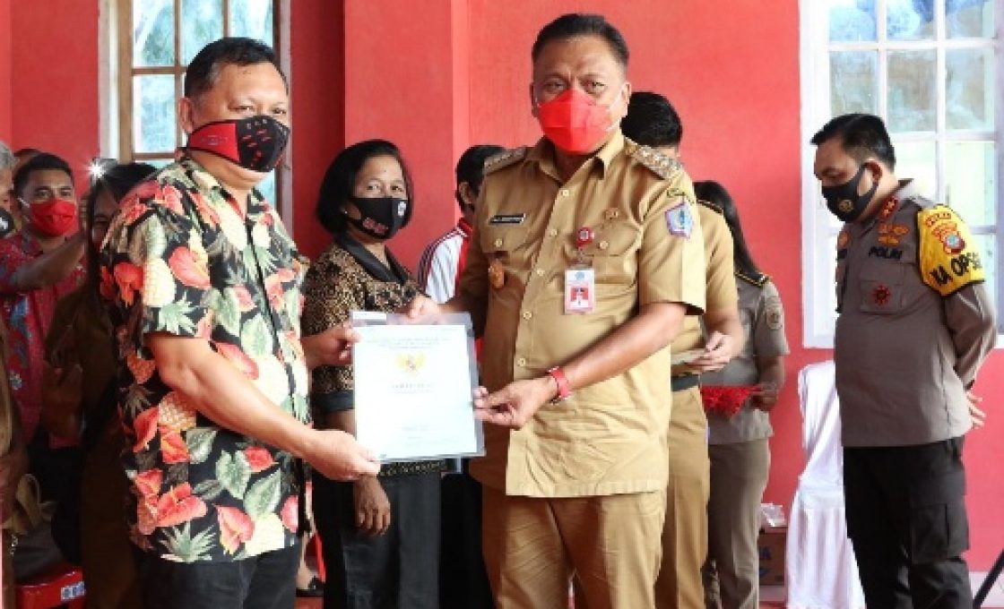 Didampingi ROR-RD, Olly Serahkan Sertipikat PTSL di Tombariri