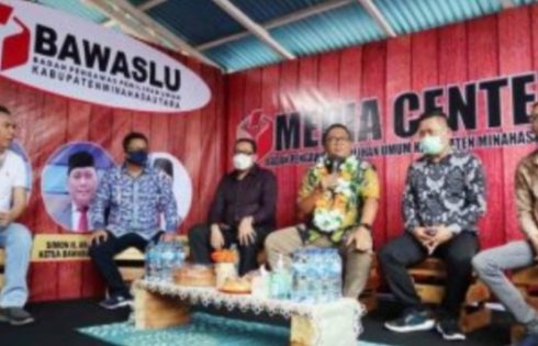Siregar Resmikan Media Center Bawaslu Minut