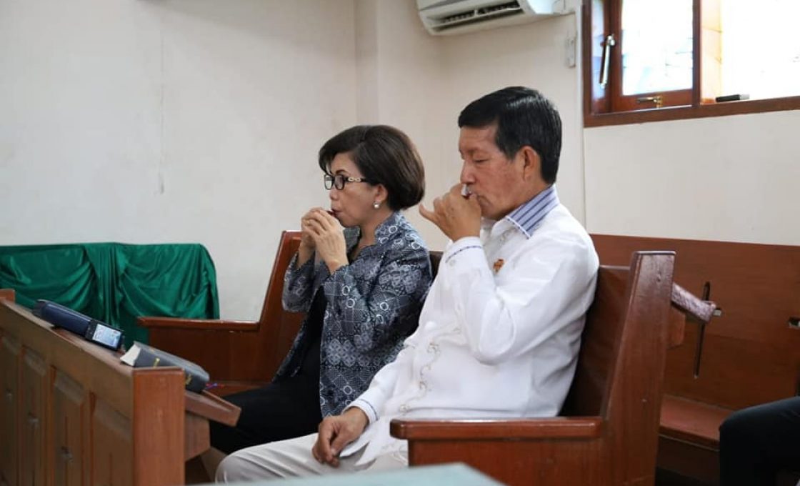 Walikota GSVL dan Ketua TP PKK ikuti Perjamuan di GMIM Ekklesia Sario Titiwungen