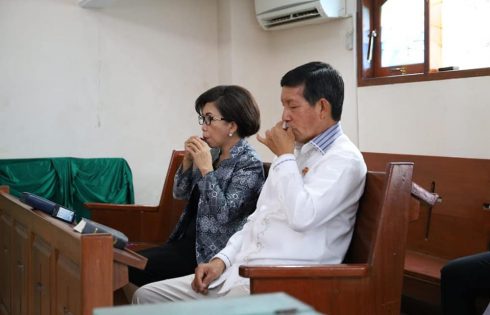 Walikota GSVL dan Ketua TP PKK ikuti Perjamuan di GMIM Ekklesia Sario Titiwungen