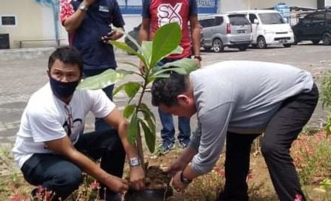 Setahun beroperasinya Pasar Restorasi, PD Pasar Manado tanam pohon Ketapang