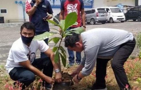 Setahun beroperasinya Pasar Restorasi, PD Pasar Manado tanam pohon Ketapang