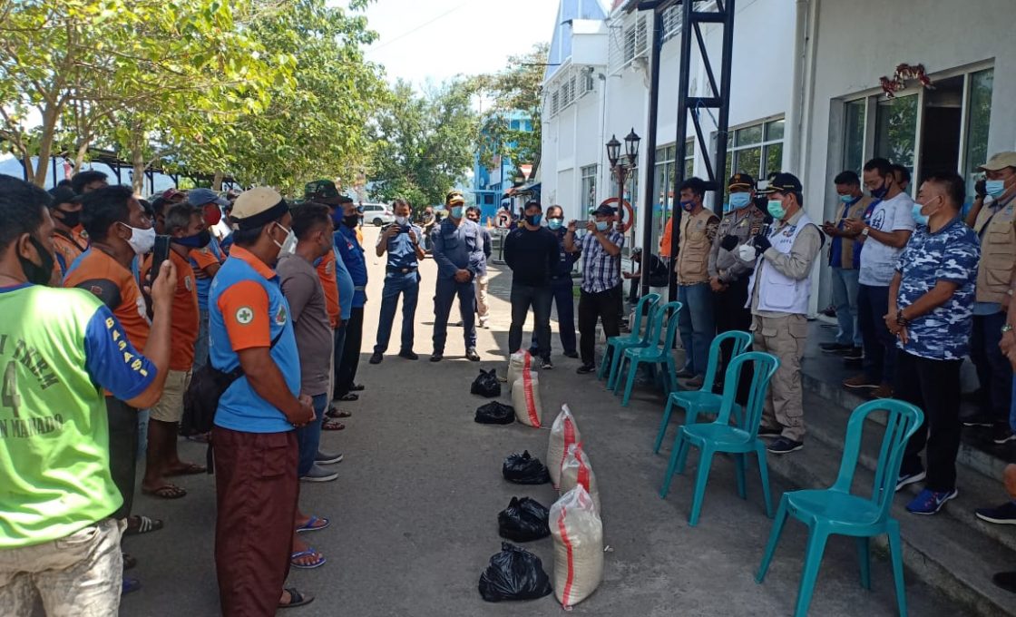 Terima bansos Covid-19 dari Walikota GSVL, Buruh pelabuhan sumringah