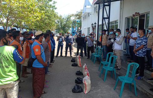 Terima bansos Covid-19 dari Walikota GSVL, Buruh pelabuhan sumringah