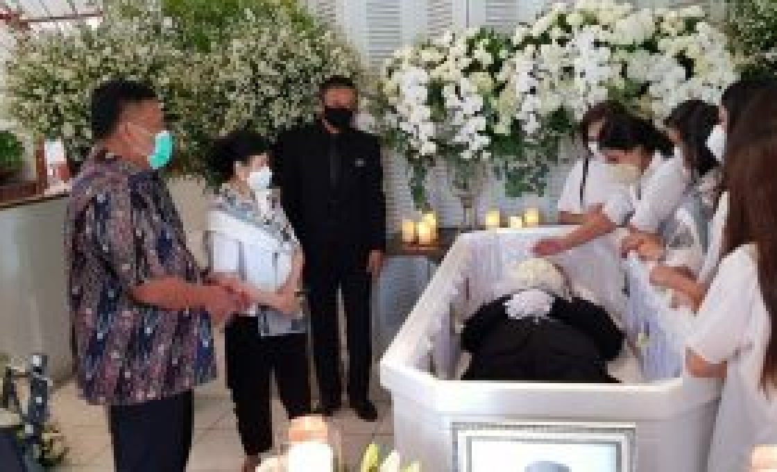 Olly Dondokambey ikut melepas jenazah Edwin Kawilarang