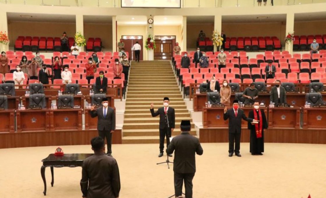 Kandouw Hadiri Pelantikan Tiga Anggota DPRD Sulut Yang Baru