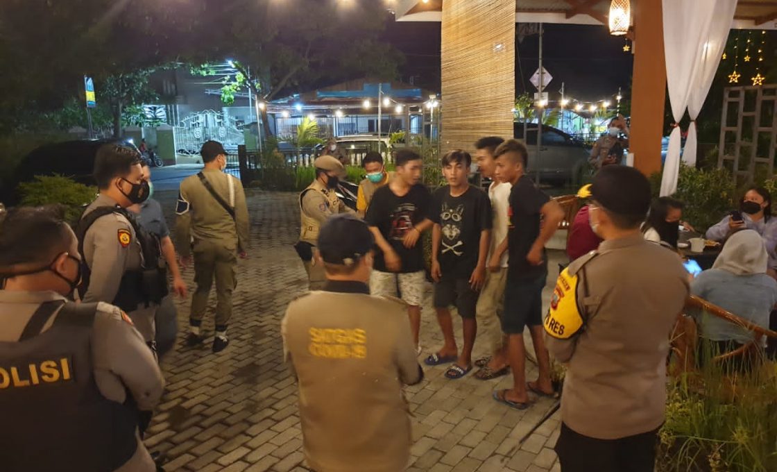 Tim Gugus Tugas Covid-19 Gelar Operasi Yustisi di Cafe dan Rumah Makan di Minsel