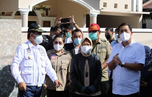 Steven Kandouw Dampingi Mensos Rismaharini ke Lokasi Banjir di Manado