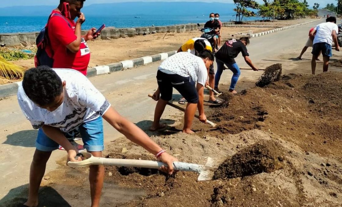 BMI Kecamatan Amurang Bersihkan Sisa Material Akibat Bencana di Jalan Boulevard Amurang