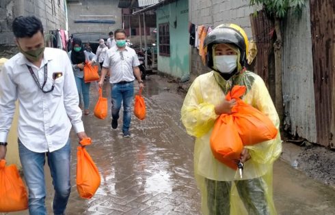 Esta Dana Ventura Salurkan Bantuan Bagi Korban Banjir di Manado