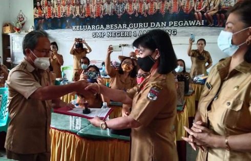 Gantikan Josephus, Sumilat Jabat Plt Kepsek SMPN 1 Amurang