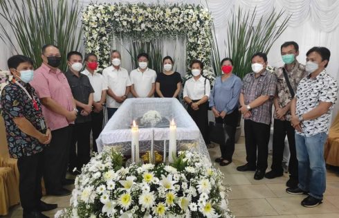 Melayat ke rumah duka mantan Bendahara PDIP Minahasa, FDW : Perjuangan Alm Jadi Inspirasi Kader “Banteng”