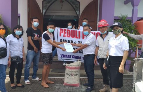 Petra Kinilow Beri Bantuan Semen Untuk Korban Banjir di Taas