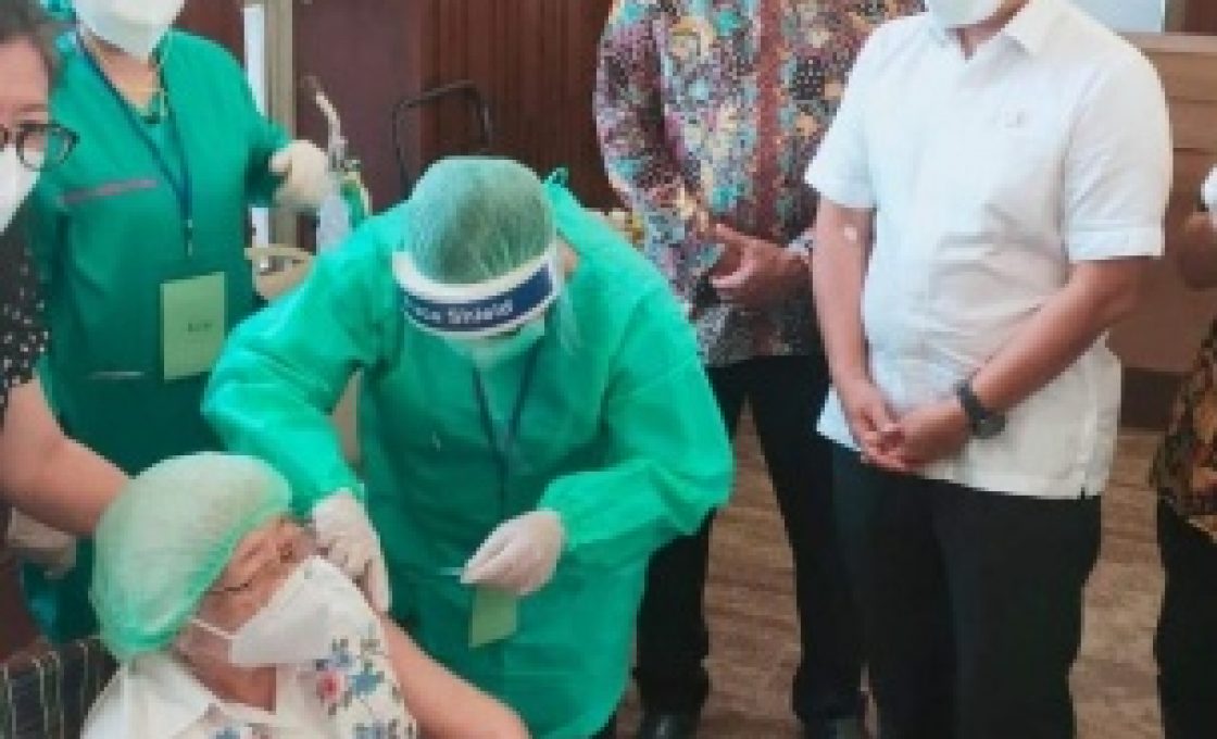 Gubernur Olly Dampingi Menkes Tinjau Vaksinasi Massal