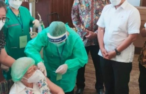 Gubernur Olly Dampingi Menkes Tinjau Vaksinasi Massal