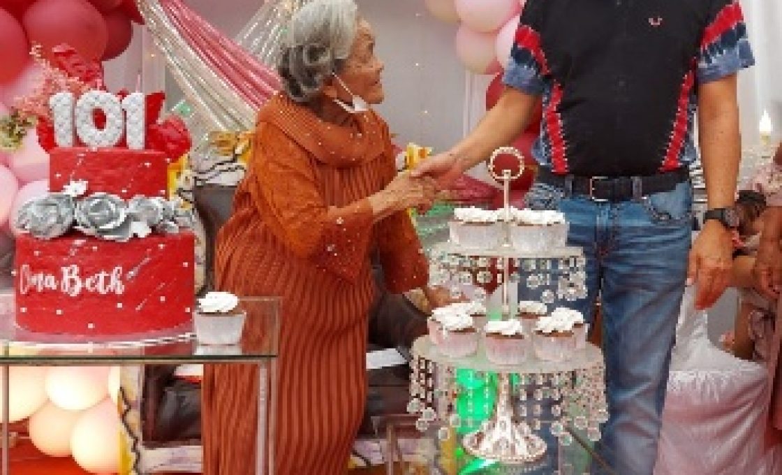 Usia 101 Tahun, Oma Bertha Mariantje Wowor dapat Piagam Penghargaan Pemkot Tomohon