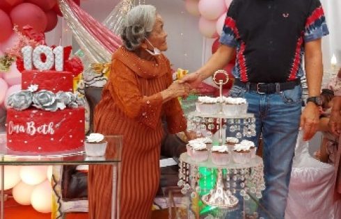 Usia 101 Tahun, Oma Bertha Mariantje Wowor dapat Piagam Penghargaan Pemkot Tomohon