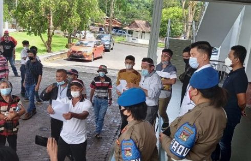Bawa Aspirasi, Sejumlah Warga Sea Sambangi Kantor DPRD Minahasa