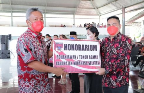 Penuhi Janji Politik, Bupati dan Wabup Minsel Serahkan Insentif Kepada 757 Tokoh Agama