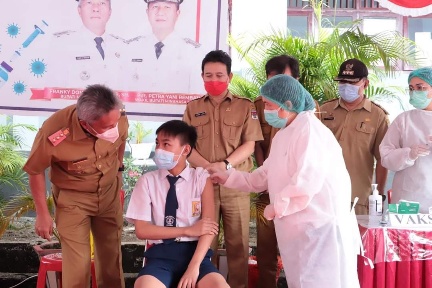 Bupati Minsel Hadiri Launching Vaksinasi Anak Usia 12 hingga 17 Tahun di SMA N 1 Amurang