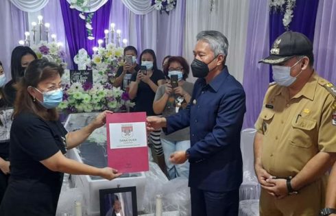 Melayat ke Rumah Duka, Ini yang Diberikan Bupati Minsel Kepada Keluarga