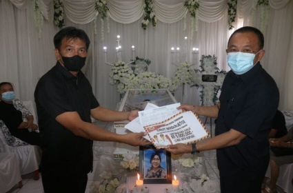 Turun Langsung, Wawali Tomohon Serahkan Santunan Duka di Talete