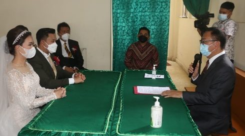 Wali Kota Tomohon Jadi Saksi Sekaligus Pencatat Pernikahan Anggota DPRD Tomohon