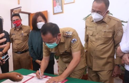 Penghargaan Pemkot Tomohon Buat Greysia Polii Diserahkan