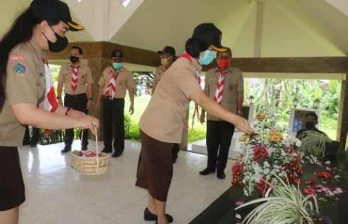 Pramuka Kwarcab Tomohon Sambangi Makam Karel Senduk dan Boy Tangkawarouw