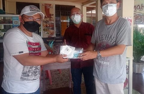 Wartawan Penyintas Covid-19 Dapat Support Masker dari KAGAMA Manado