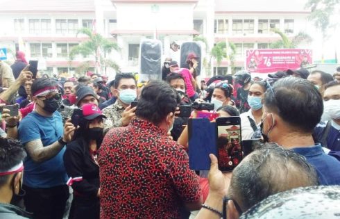 Kaban Kesbangpol Hadang Pendemo di Depan Pintu Gerbang Kantor Gubernur