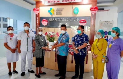 Ditengah Pandemi, Isteri Gubernur Pertama Sulut Semangati Nakes RSUP Prof. Kandau