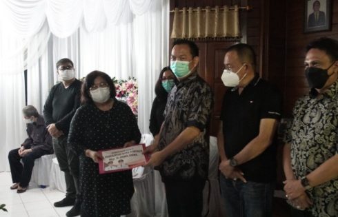 Melayat di Rumduk Roeroe – Wewengkang, Pemkot Tomohon Serahkan Santunan Duka