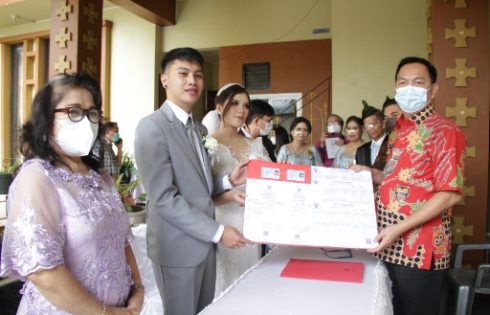 Jadi Pencatat Pernikahan, Wali Kota Tomohon Langsung Serahkan Akte Nikah
