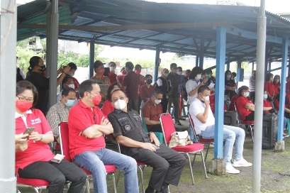 Pemkot Tomohon Bersih-Bersih di Danau Sineleyan